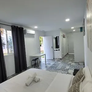 Ayz Silvela - Auto Check-in Guest house
